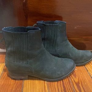Sorel all weather Chelsea boot. Black. Womens size 7.5 / 38.5.